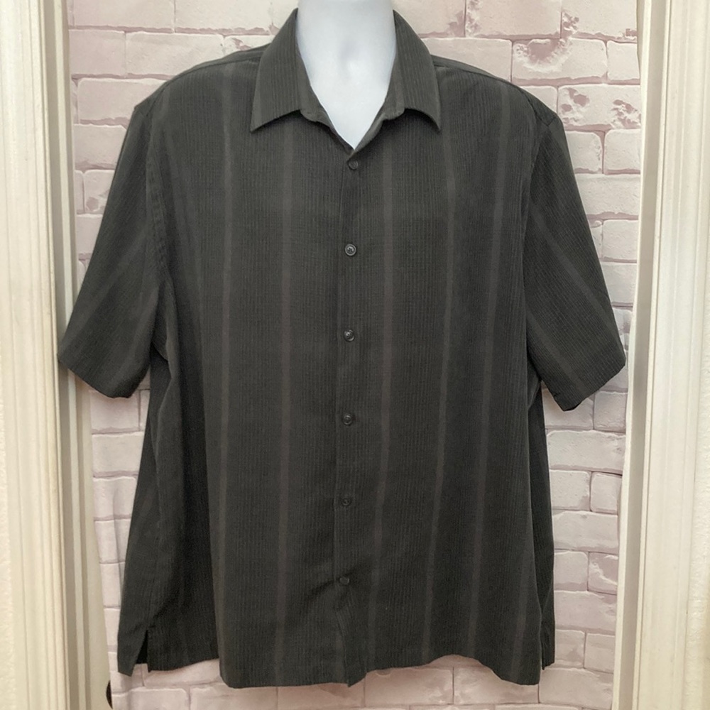 Mens Axist short sleeve dark gray shirt